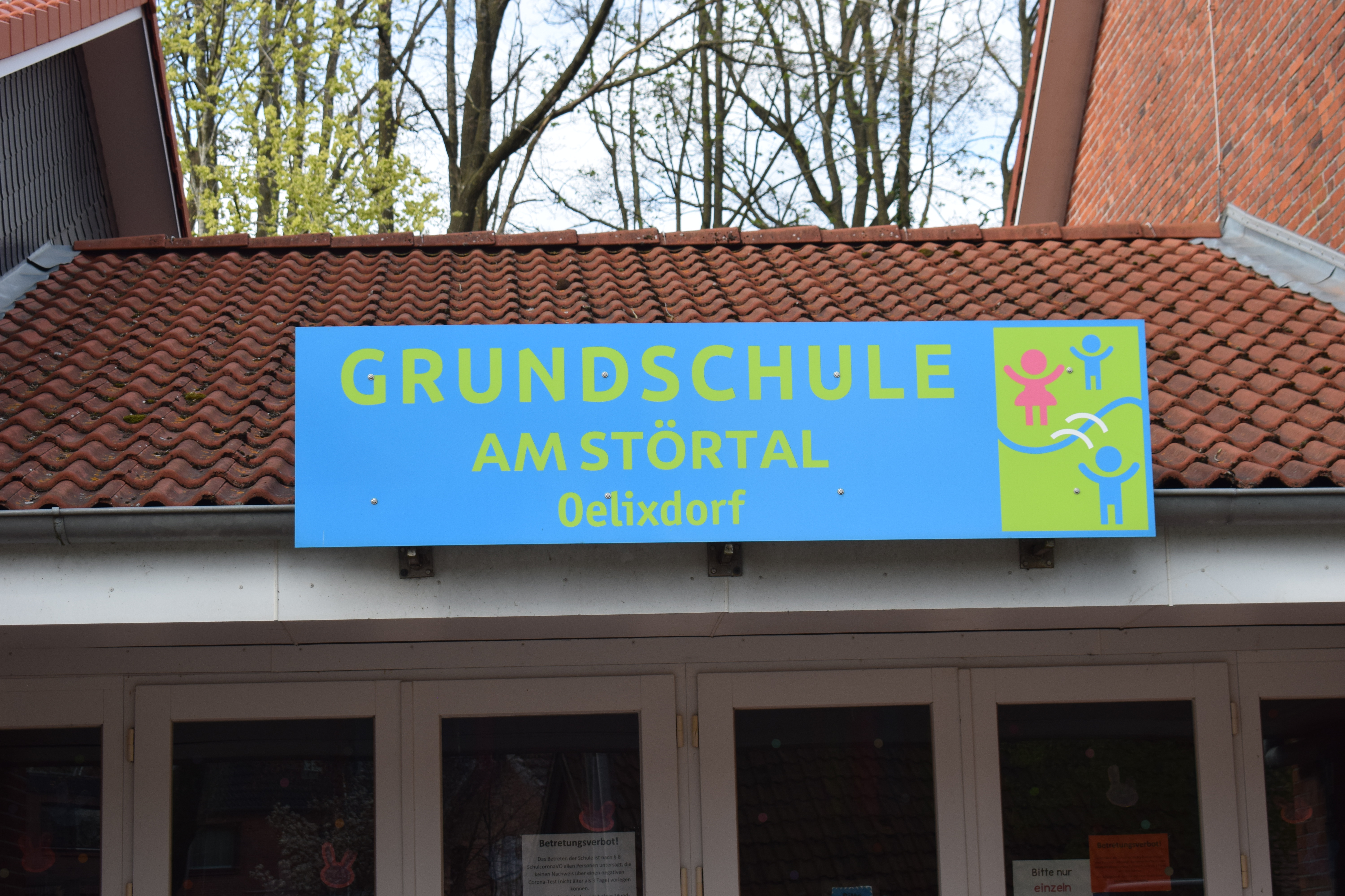 Schild: Grundschule am Störtal über dem Haupteingang