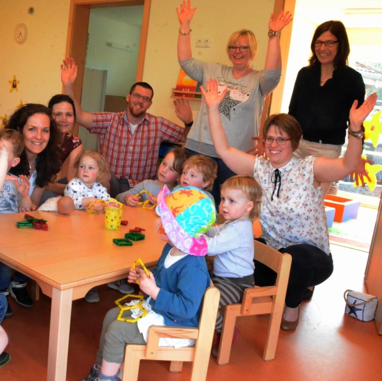 Gruppe von Eltern, Kindern und Betreuer:innen - fröhliche Situation
