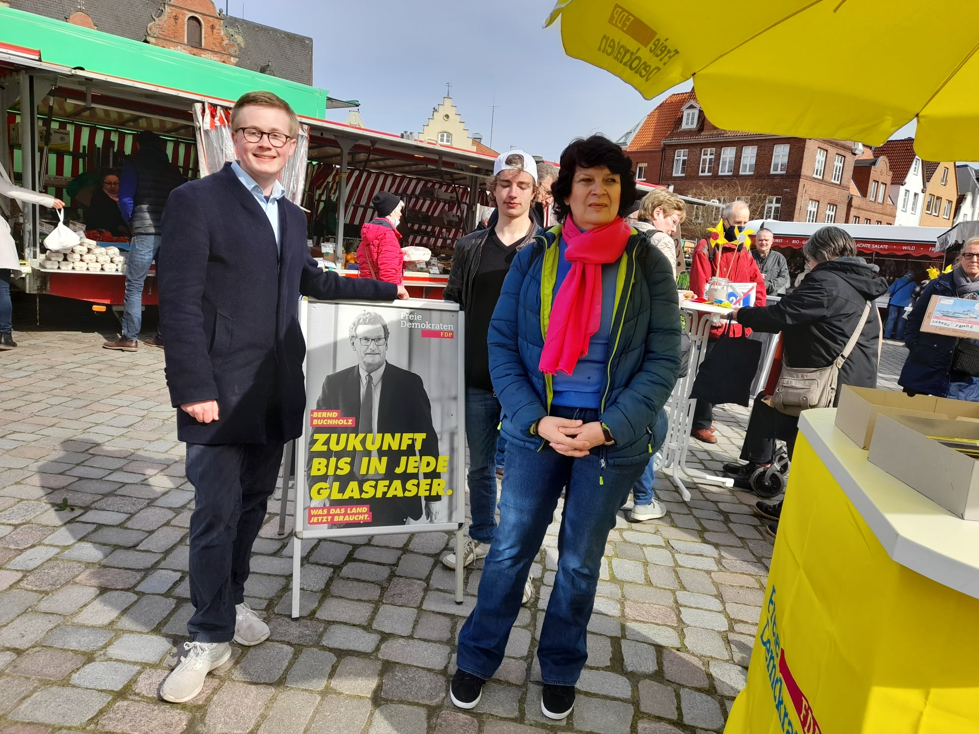 Politiker:innen der FDP Steinburg auf Wahlkampftour