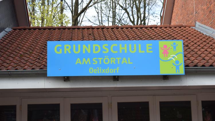 Schild: Grundschule am Störtal über dem Haupteingang