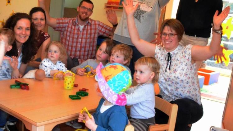 Gruppe von Eltern, Kindern und Betreuer:innen - fröhliche Situation