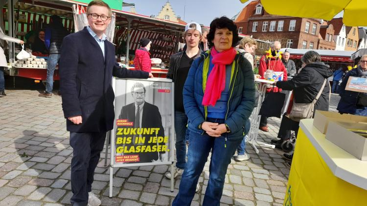 Politiker:innen der FDP Steinburg auf Wahlkampftour