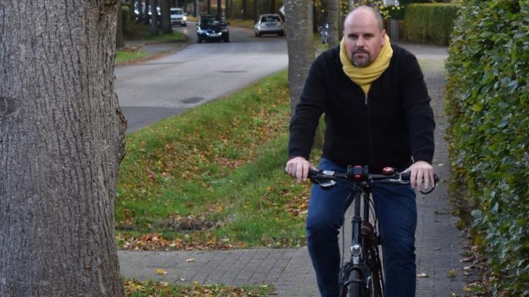 Thorsten Wilhelm mit dem Rad in der Oelixdorfer Straße an einer engen Stelle.