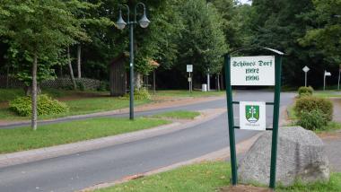 Foto stellt den Dorfeingang von Itzehoe aus dar.